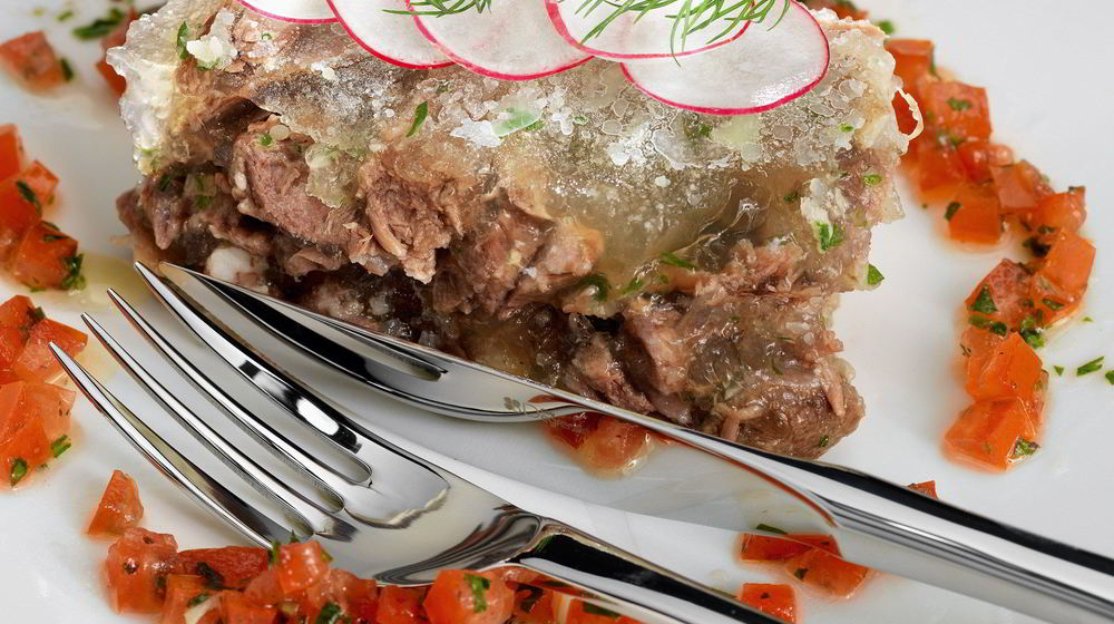 Как приготовить холодец с салатом из редиса и томатной сальсой