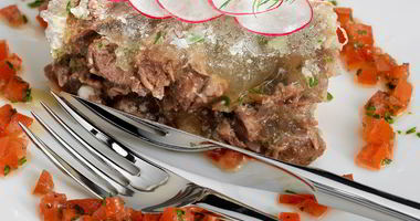 Рецепт Холодца с салатом из редиса и томатной сальсой