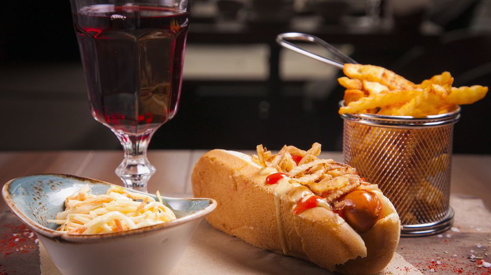 Как приготовить хот-дог лакки лучано с салатом коул слоу и луком фри