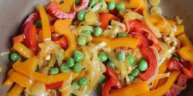 Рецепт фриттаты с болгарским перцем, зеленым горошком и луком-пореем