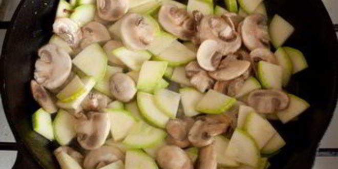 Рецепт фриттаты с грибами, цуккини и голубым сыром