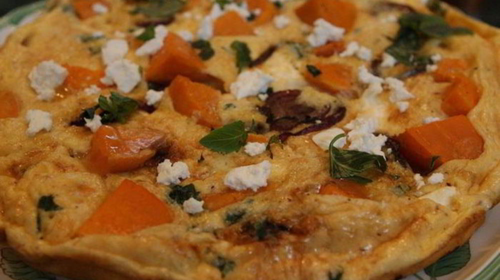 Как приготовить фриттату с пармезаном, бататом и красным луком