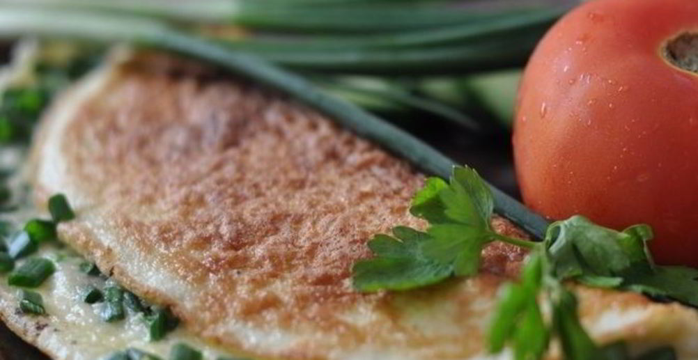 Рецепт сладкий омлет со сметаной и яблоками