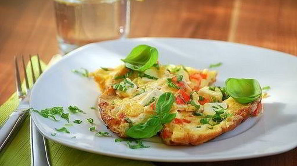 Как приготовить омлет с беконом, пармезаном и зеленью