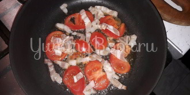 Рецепт омлета с помидорами и беконом