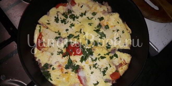 Рецепт омлета с помидорами и беконом