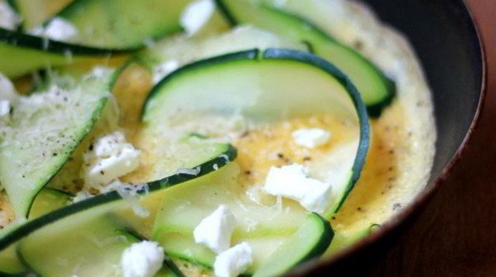 Как приготовить омлет с цукини, зеленым луком и брынзой