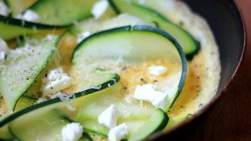 Рецепт Омлета с цукини, зеленым луком и брынзой