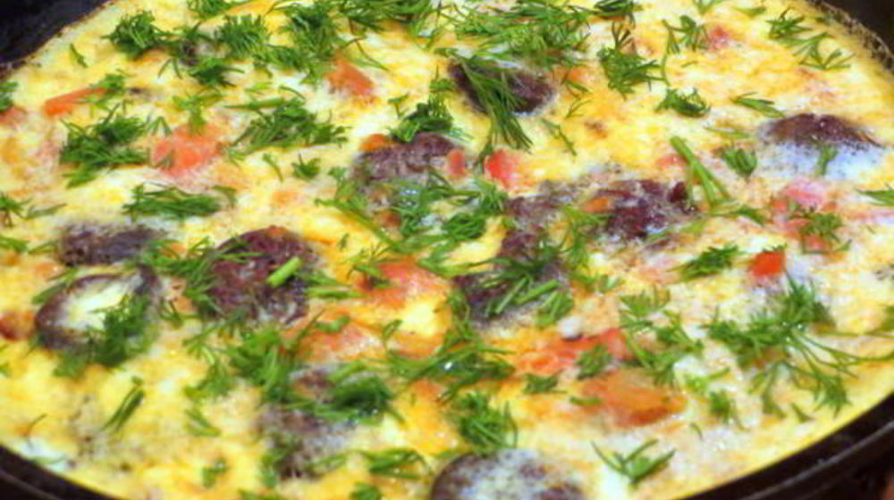 Как приготовить овощной омлет с кровяной колбасой