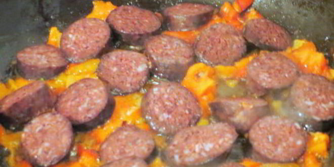 Рецепт овощного омлета с кровяной колбасой