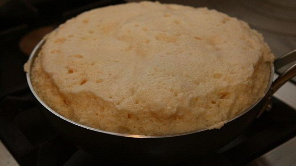 Как приготовить сладкий омлет со сметаной и яблоками