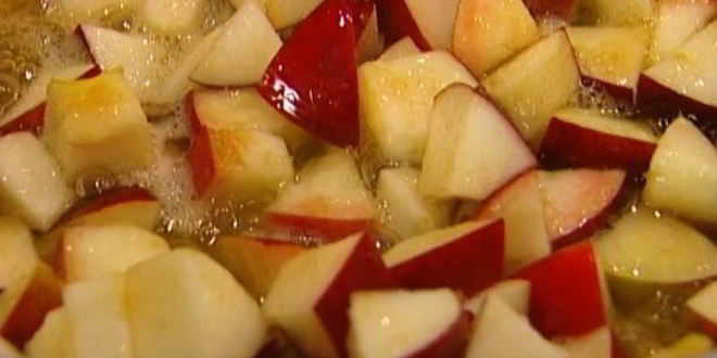 Рецепт сладкого омлета со сметаной и яблоками