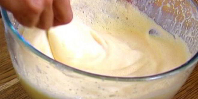 Рецепт сладкого омлета со сметаной и яблоками