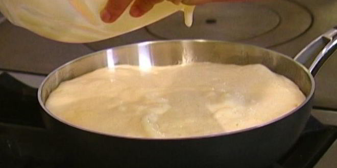 Рецепт сладкого омлета со сметаной и яблоками