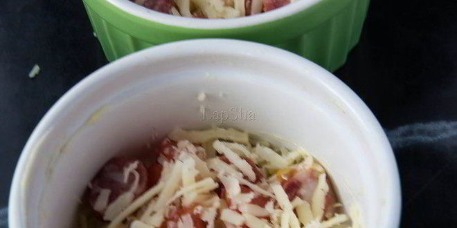 Рецепт воздушного омлета с томатами, сыром и колбасками