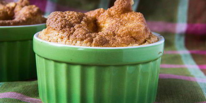 Рецепт воздушного омлета с томатами, сыром и колбасками