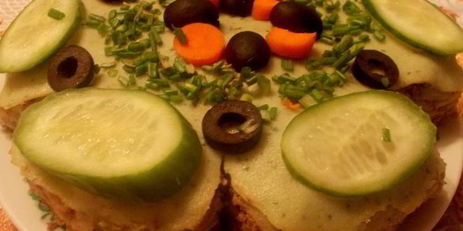 Рецепт блинного тортика с печенью и шпинатом