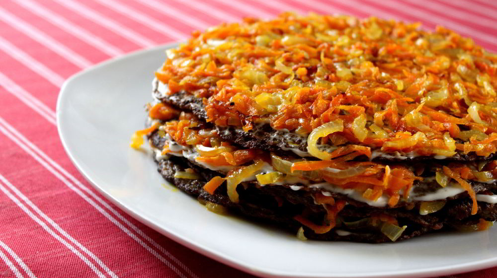Как приготовить печеночный торт с морковью и луком