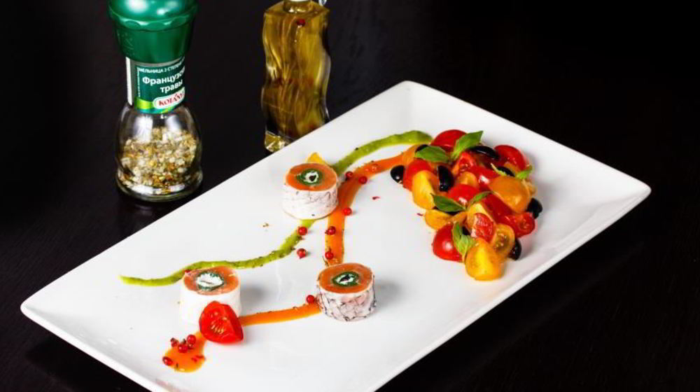 Как приготовить ролл из копченого лосося с томатами