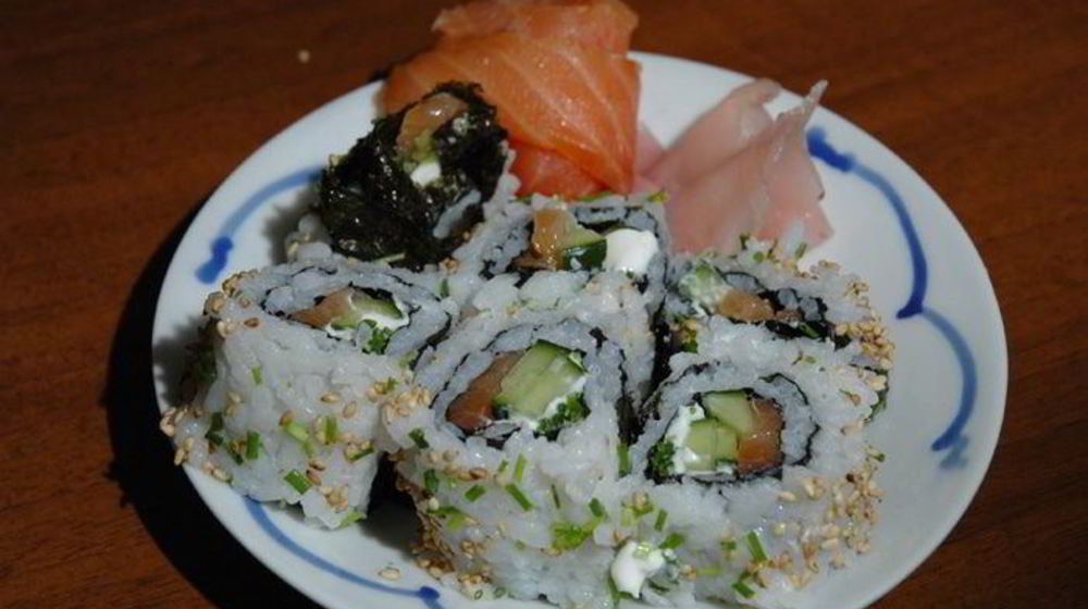 Как приготовить ролл с копченым лососем