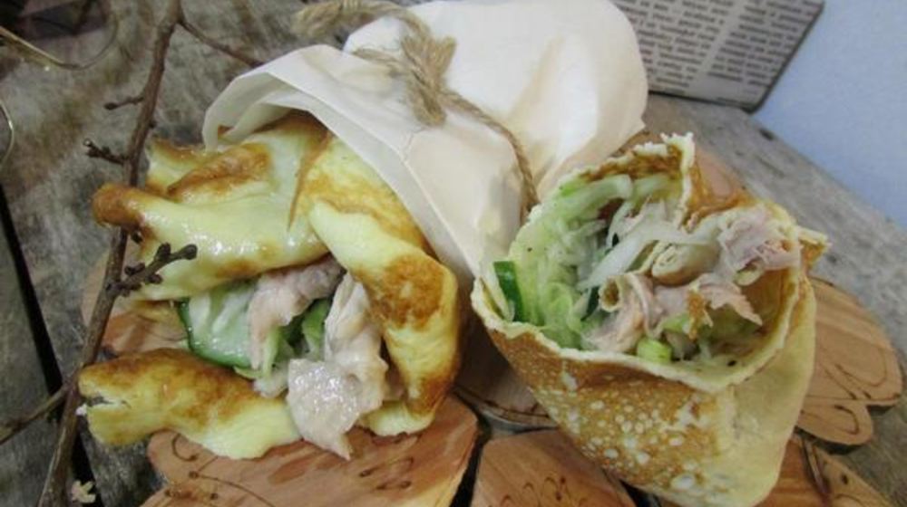 Как приготовить роллы с яичных блинчиков с курицей и салатом