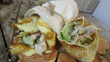 Рецепт Роллов с яичных блинчиков с курицей и салатом