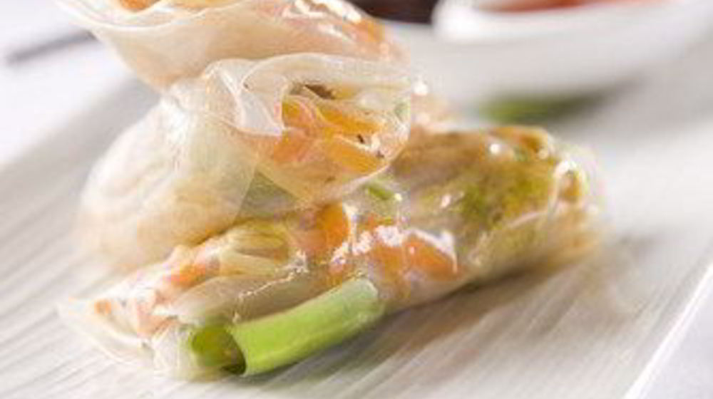 Как приготовить спринга-роллов со спаржей, копченым лососем и авокадо