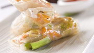 Рецепт Спринга-роллов со спаржей, копченым лососем и авокадо