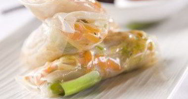 Рецепт Спринга-роллов со спаржей, копченым лососем и авокадо
