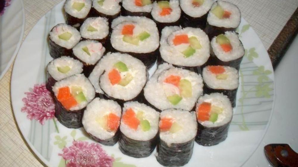 Как приготовить суши роллы ассорти с авакадо крабовыми палочками и семгой