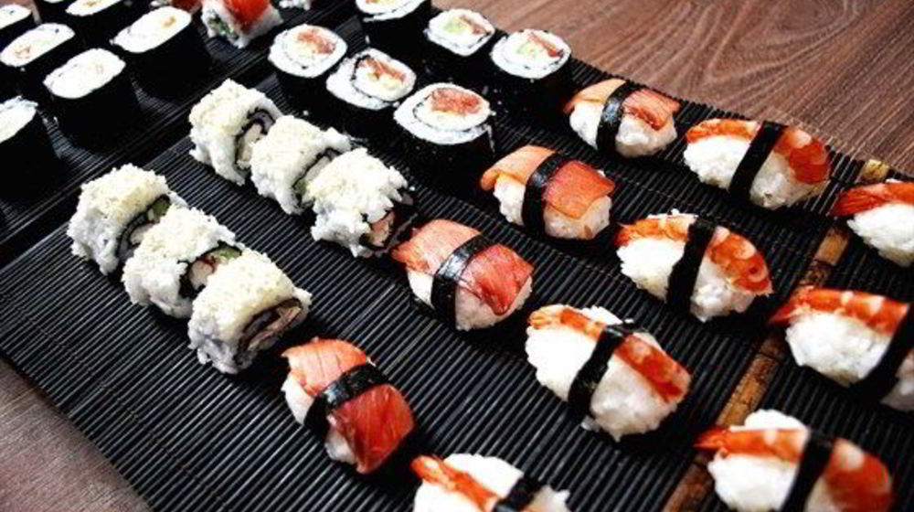 Как приготовить суши-роллы ассорти