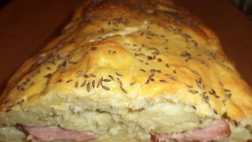 Рецепт Картофельного рулета с колбаской