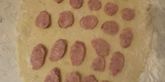 Рецепт картофельного рулета с колбаской