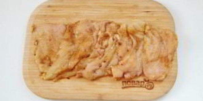 Рецепт куриного рулета с сыром и томатами