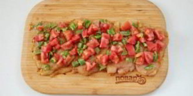 Рецепт куриного рулета с сыром и томатами