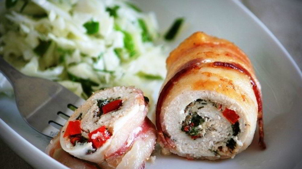 Как приготовить куриные рулетики в беконе