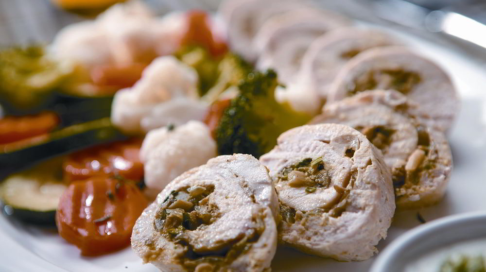 Как приготовить куриные рулеты с паровыми овощами