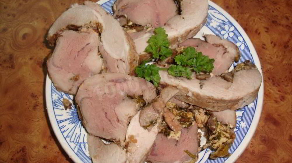 Как приготовить мясной рулет с грибами в духовке