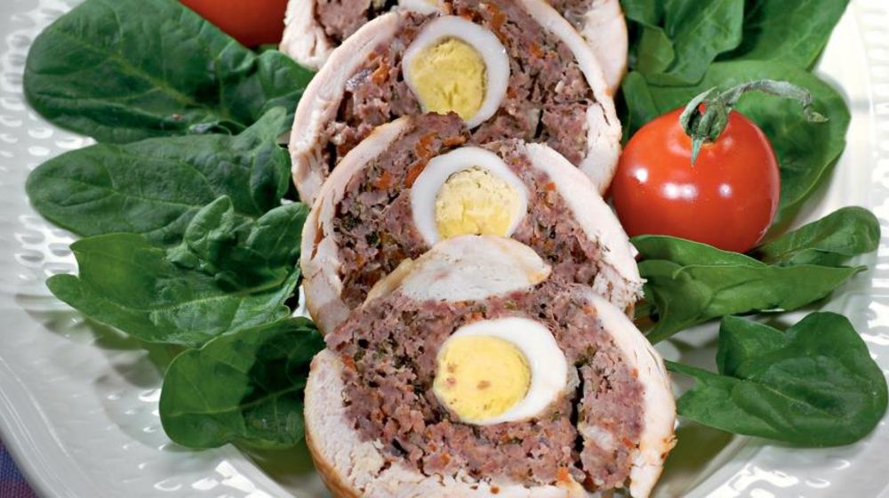 Как приготовить мясной рулет с перепелиными яйцами
