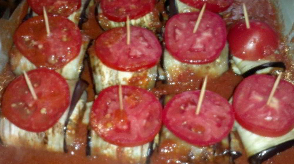 Как приготовить печеные рулетики из баклажанов с мясом и орехами