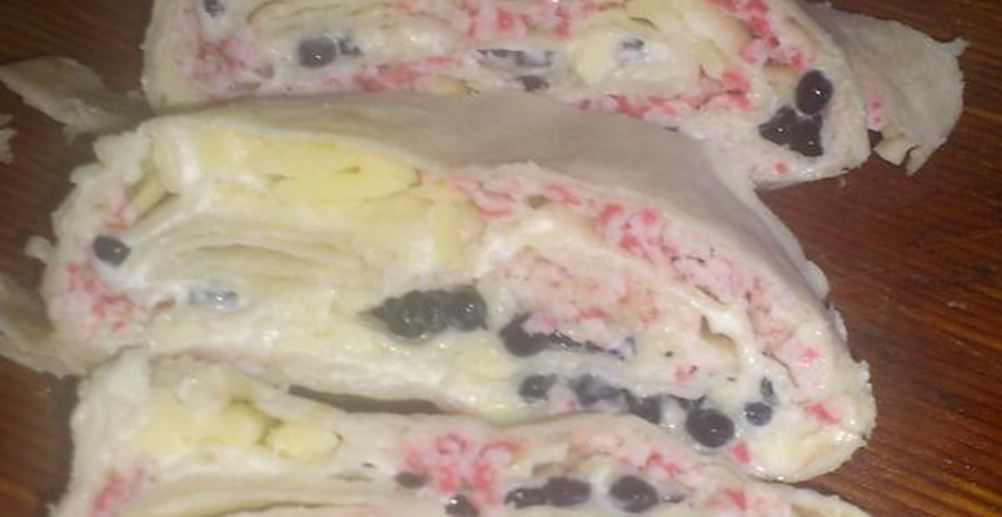 Рецепт рулет из слоеного теста с колбасой