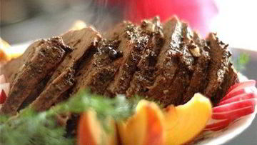 Рецепт Рулета из оленины с черносливом и грецкими орехами