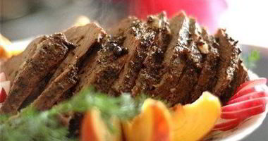 Рецепт Рулета из оленины с черносливом и грецкими орехами