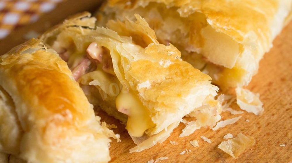 Как приготовить рулет из слоеного теста с колбасой