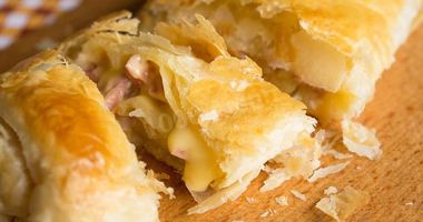 Рецепт Рулета из слоеного теста с колбасой