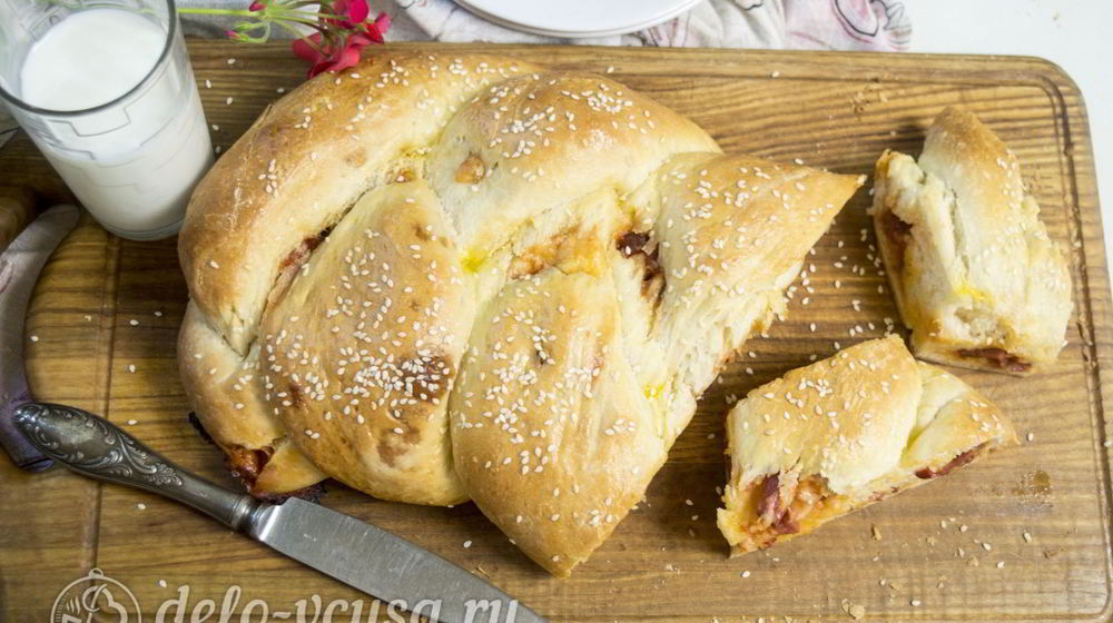 Как приготовить рулет из теста с колбасой и сыром