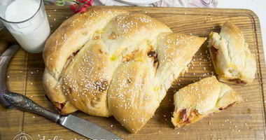 Рецепт Рулета из теста с колбасой и сыром