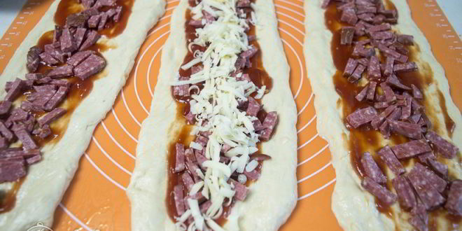 Рецепт рулета из теста с колбасой и сыром