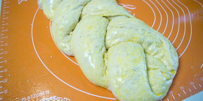 Рецепт рулета из теста с колбасой и сыром