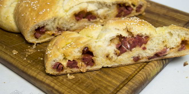 Рецепт рулета из теста с колбасой и сыром